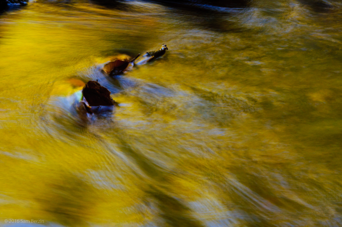 3-autumn-photography-blurred-moving-water