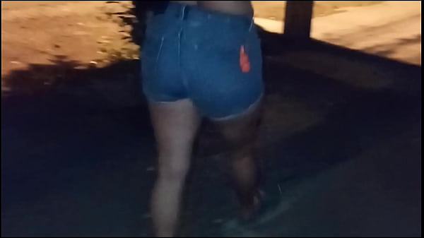 Mientras el marido trabaja, su esposa está con el vecino cabalgandolo y comiéndole toda la polla hasta sacarle la leche !! Dame mas duro !!! Dice